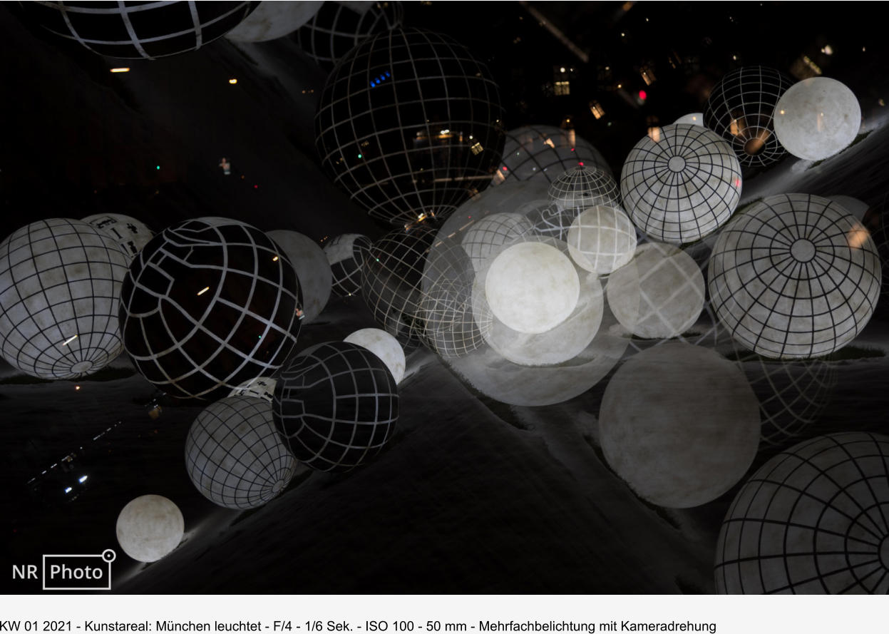 KW 01 2021 - Kunstareal: München leuchtet - F/4 - 1/6 Sek. - ISO 100 - 50 mm - Mehrfachbelichtung mit Kameradrehung