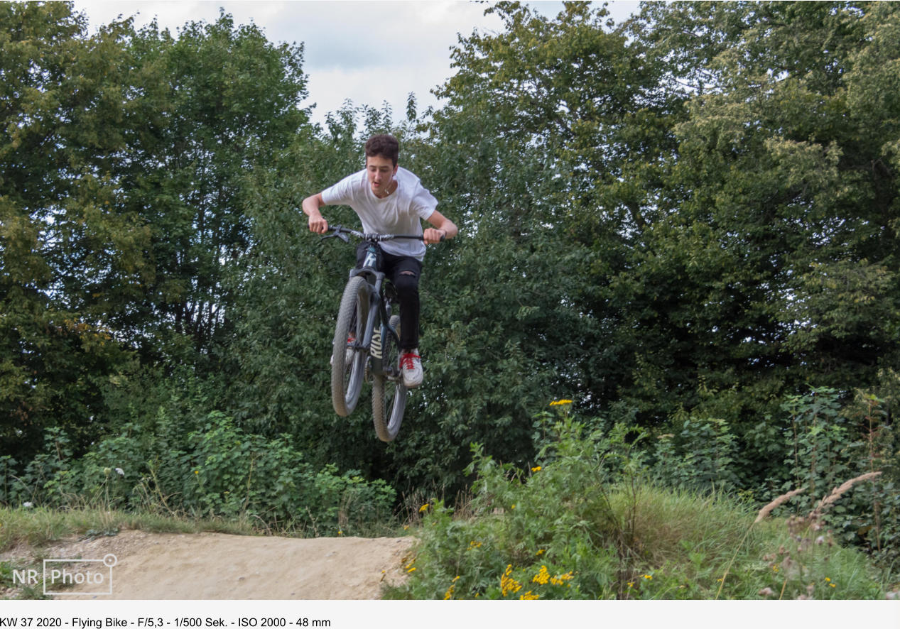 KW 37 2020 - Flying Bike - F/5,3 - 1/500 Sek. - ISO 2000 - 48 mm