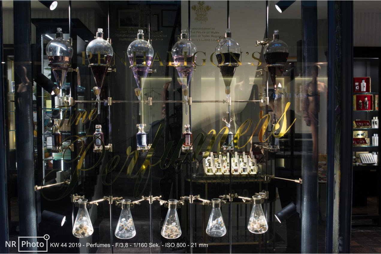 KW 44 2019 - Perfumes - F/3,8 - 1/160 Sek. - ISO 800 - 21 mm