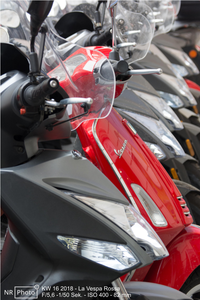 KW 16 2018 - La Vespa Rossa F/5,6 -1/50 Sek. - ISO 400 - 82 mm