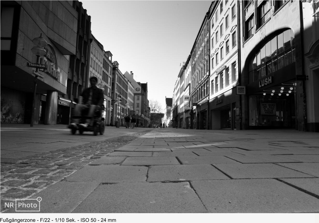 Fußgängerzone - F/22 - 1/10 Sek. - ISO 50 - 24 mm