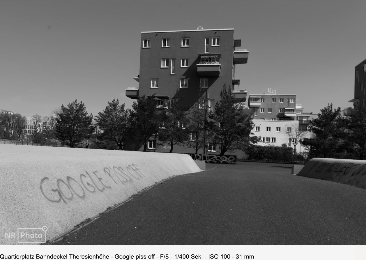 Quartierplatz Bahndeckel Theresienhöhe - Google piss off - F/8 - 1/400 Sek. - ISO 100 - 31 mm