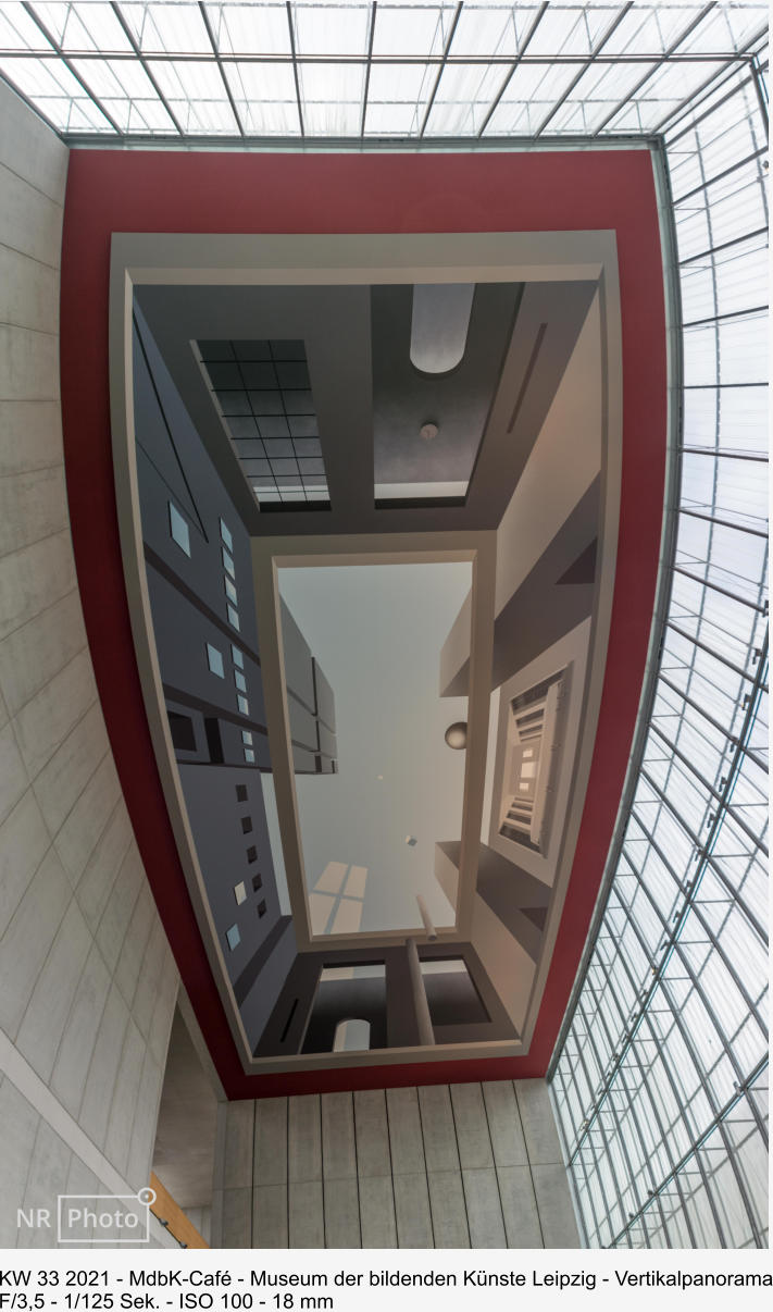 KW 33 2021 - MdbK-Café - Museum der bildenden Künste Leipzig - Vertikalpanorama F/3,5 - 1/125 Sek. - ISO 100 - 18 mm