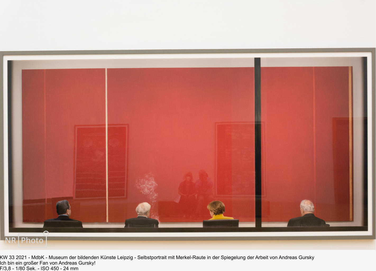 KW 33 2021 - MdbK - Museum der bildenden Künste Leipzig - Selbstportrait mit Merkel-Raute in der Spiegelung der Arbeit von Andreas Gursky Ich bin ein großer Fan von Andreas Gursky!  F/3,8 - 1/80 Sek. - ISO 450 - 24 mm